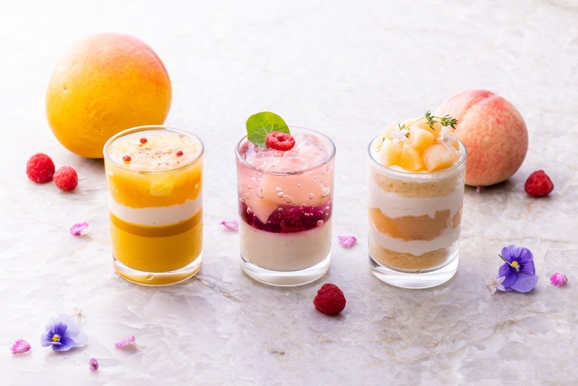 （左）パイナップルマンゴー（中央）ピーチメルバ（右）桃のショートケーキ 各900円