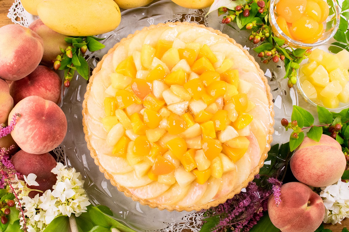 「桃と南国フルーツのタルト」ピース 972円、ホール（25cm）9720円