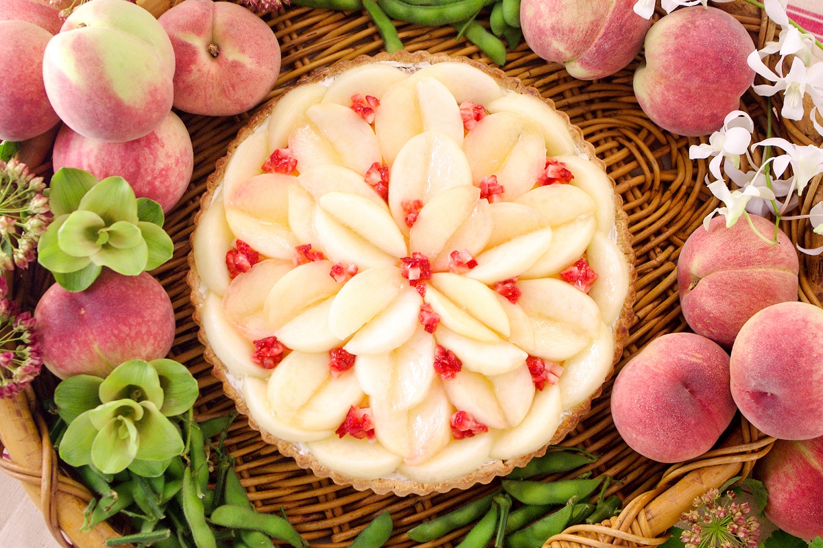 「桃とずんだのタルト」ピース799円、ホール（25cm）7992円