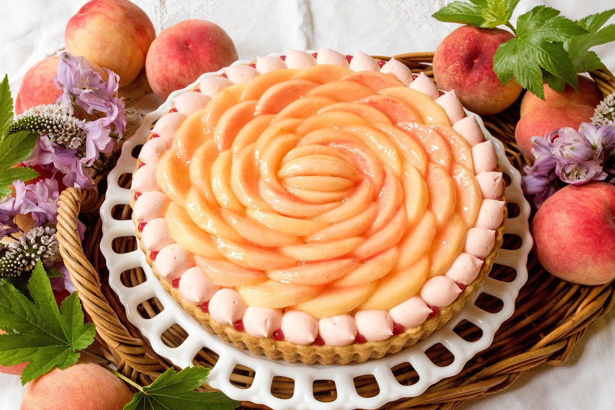 「桃とヨーグルトのタルト」ピース 864円、ホール（25cm）8640円