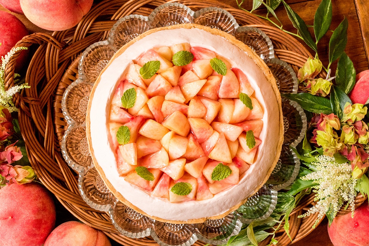 「桃とチーズのタルト」ピース 842円、ホール（21cm）8424円