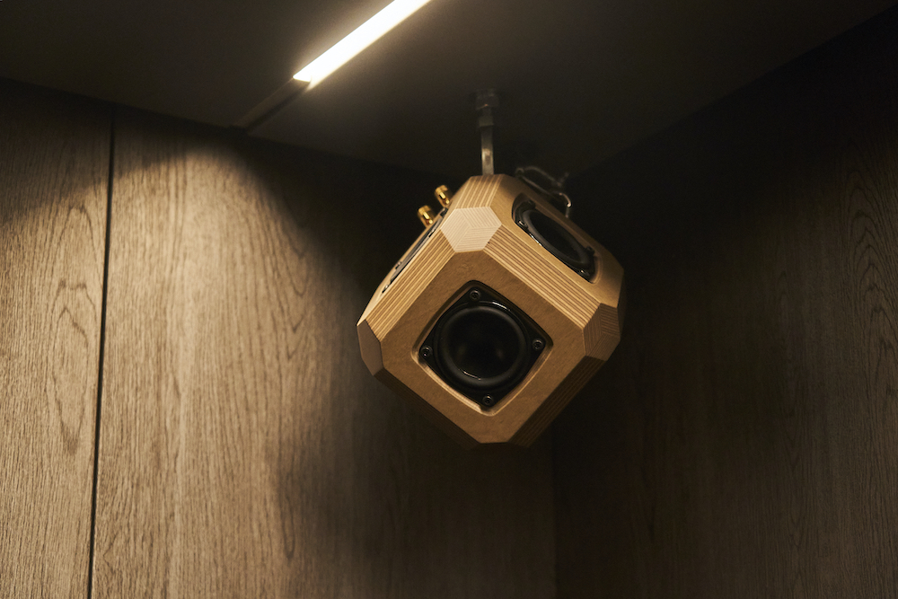 エレベーターにある「タグチクラフテック」の全方向型スピーカー