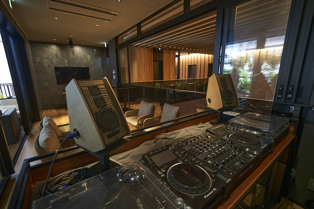 ラウンジのDJモニターも「タグチクラフテック」