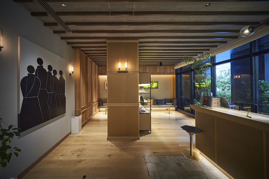 レセプションに展示する、グラフィックデザイナー・小林一毅氏の作品「CONNECT」（写真左）