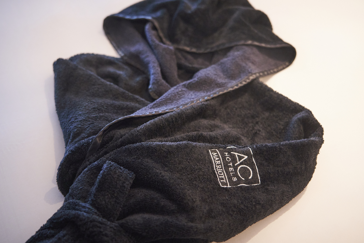 プライムフロアの客室のアメニティ、黒のバスローブ