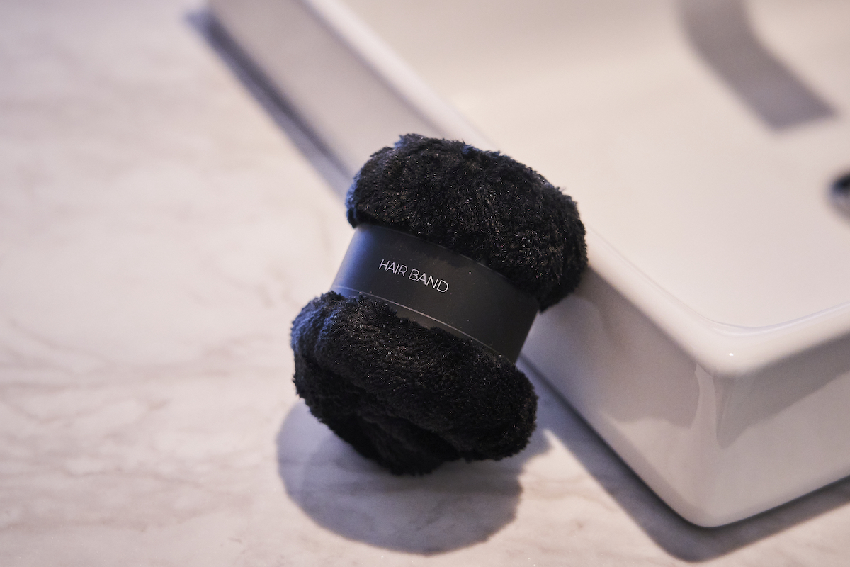 プライムフロアの客室のアメニティ、黒のヘアバンド