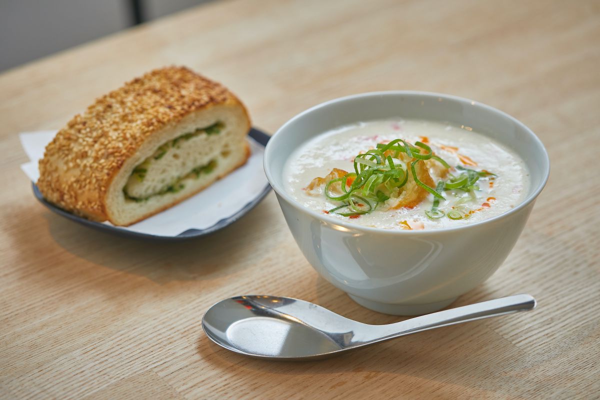 「豆乳スープセット」1540円（鹹豆漿（豆乳スープ）＋台湾茶＋燒餅（シャオビン））