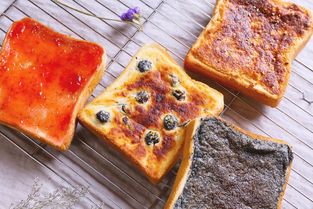 「厚切りトースト」各600円