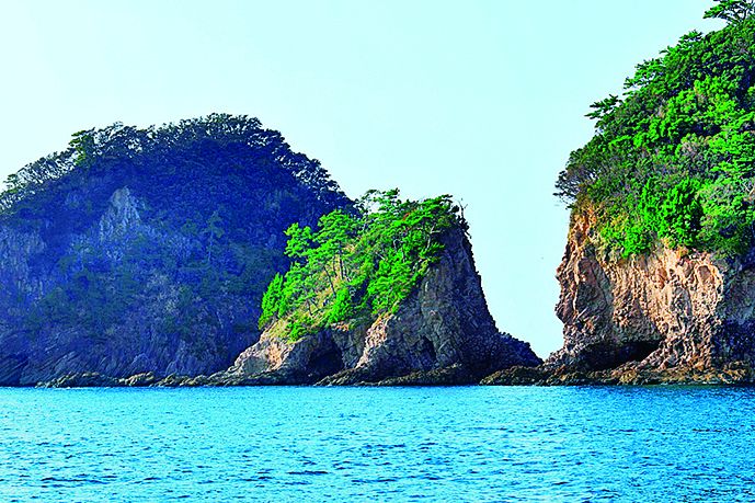 潮の満ち引きで道ができるトンボロを渡ると行くことができる「三四郎島」