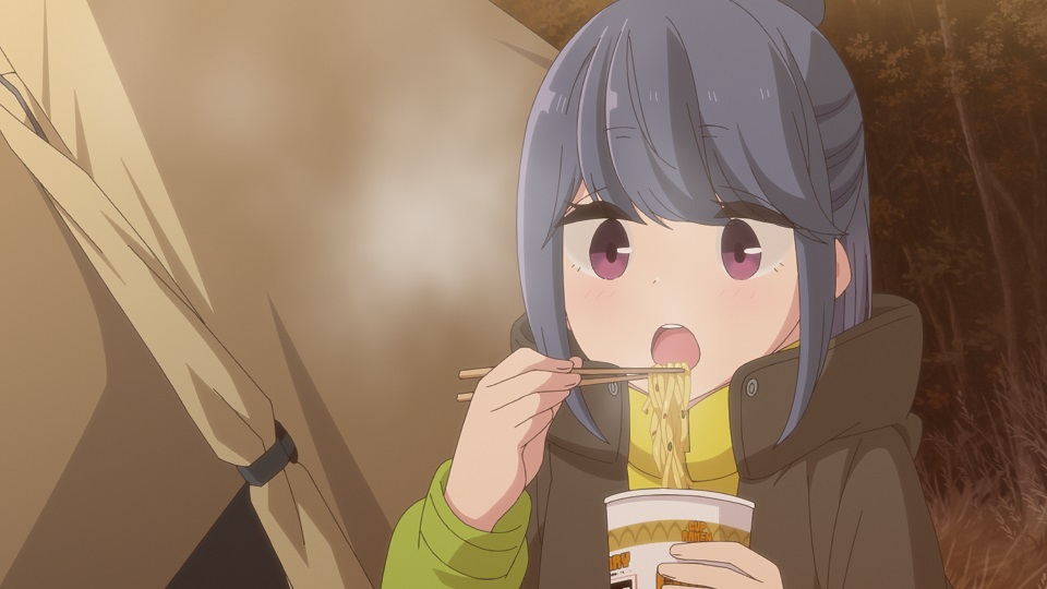 中学生時代のリンが初めて本栖湖キャンプをした際、母が用意してくれたカレーめんを食べた