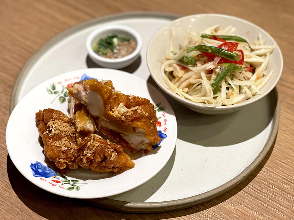 「タムタイ&サポークガイトートダー（タイのスパイシーパパイヤサラダ&ダー特製レッドカレー味のフライドチキン）」1188円