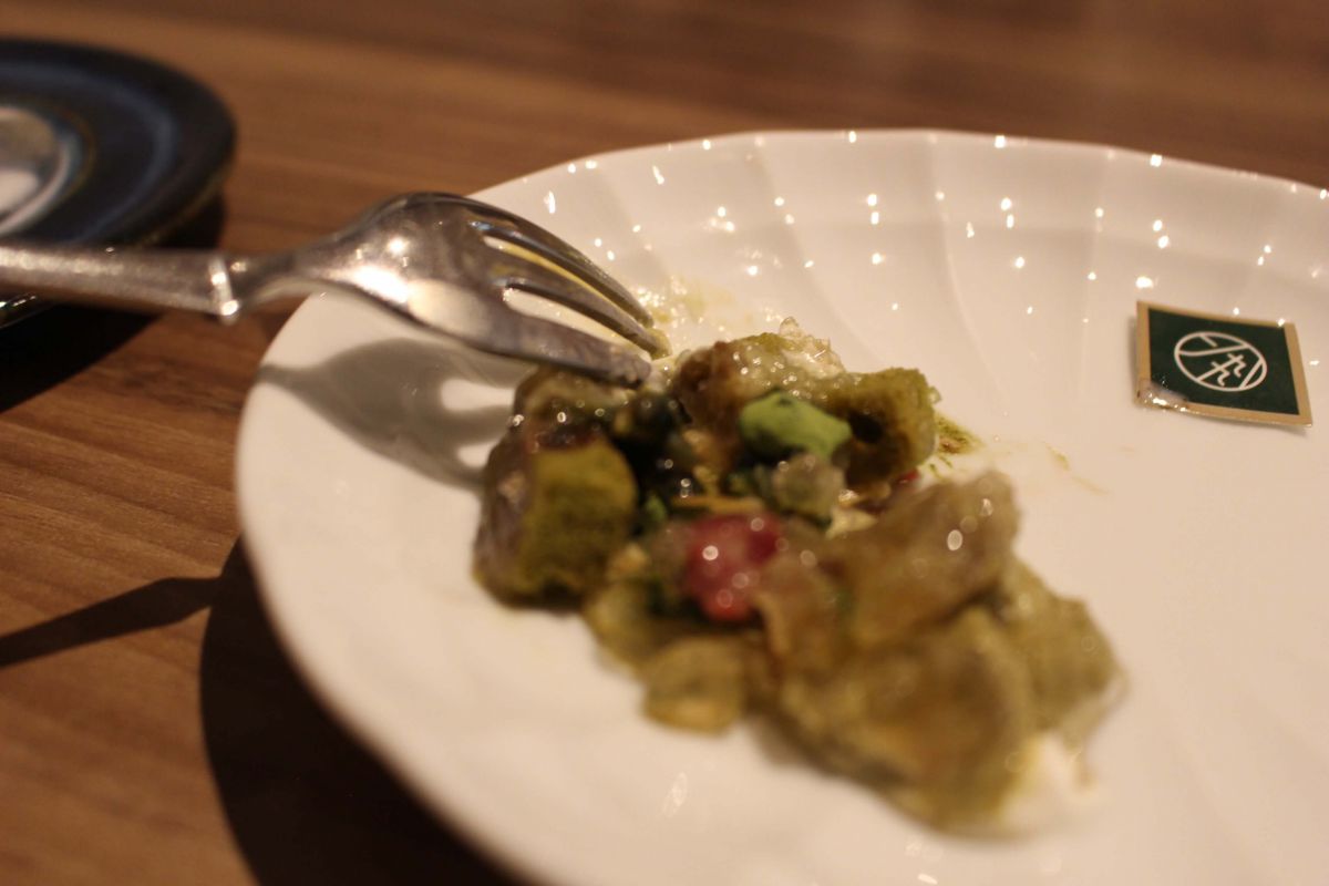 パフェは取り分け用のお皿も用意されています