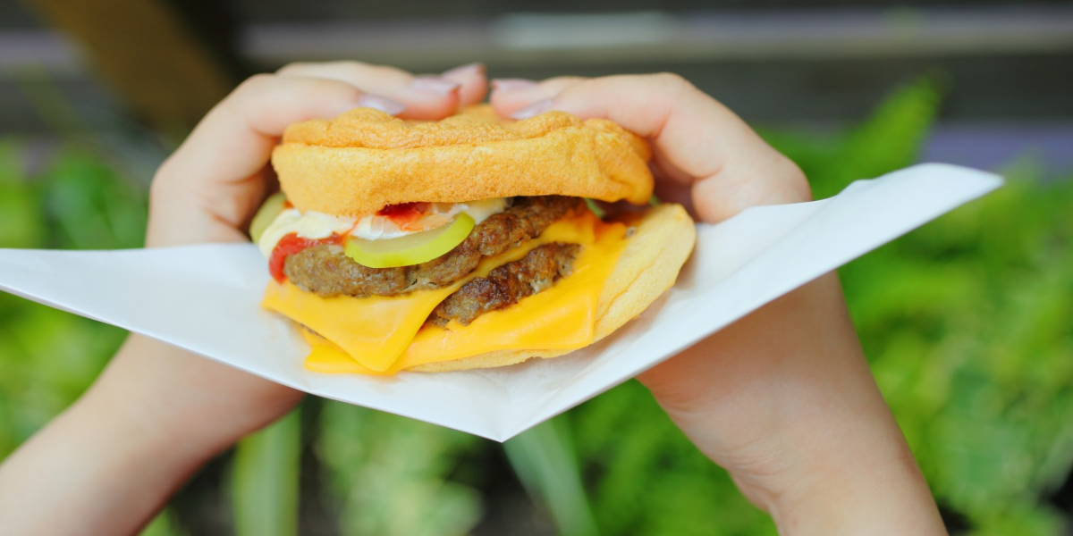 【大阪・淀屋橋】“たまごのバンズ”で低糖質＆高たんぱく！世界初のエッグウィッチハンバーガー店をリポート