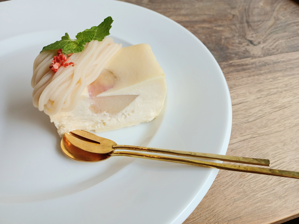 「桃と白あんのチーズケーキ」650円