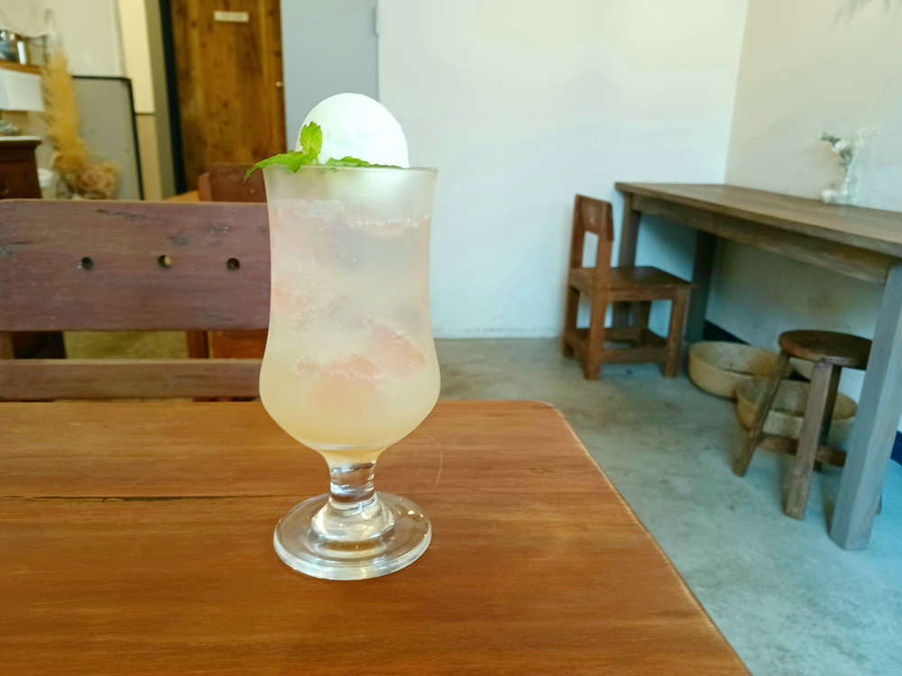 「桃のクリームソーダ」750円