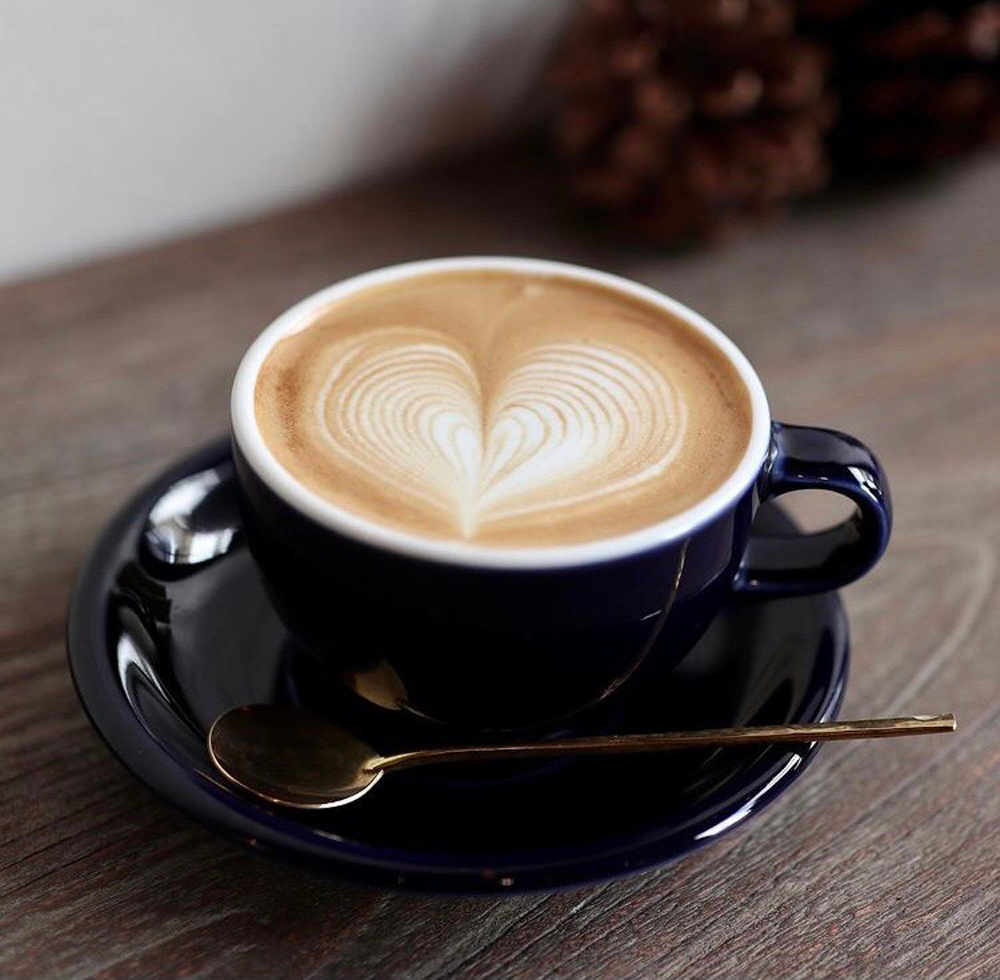 「カフェラテ」450円／Little Village Cafe