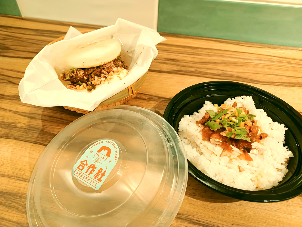 （左から）「自家製台湾バーガー」550円、「台湾おばあさんの本気ジーロー飯」550円