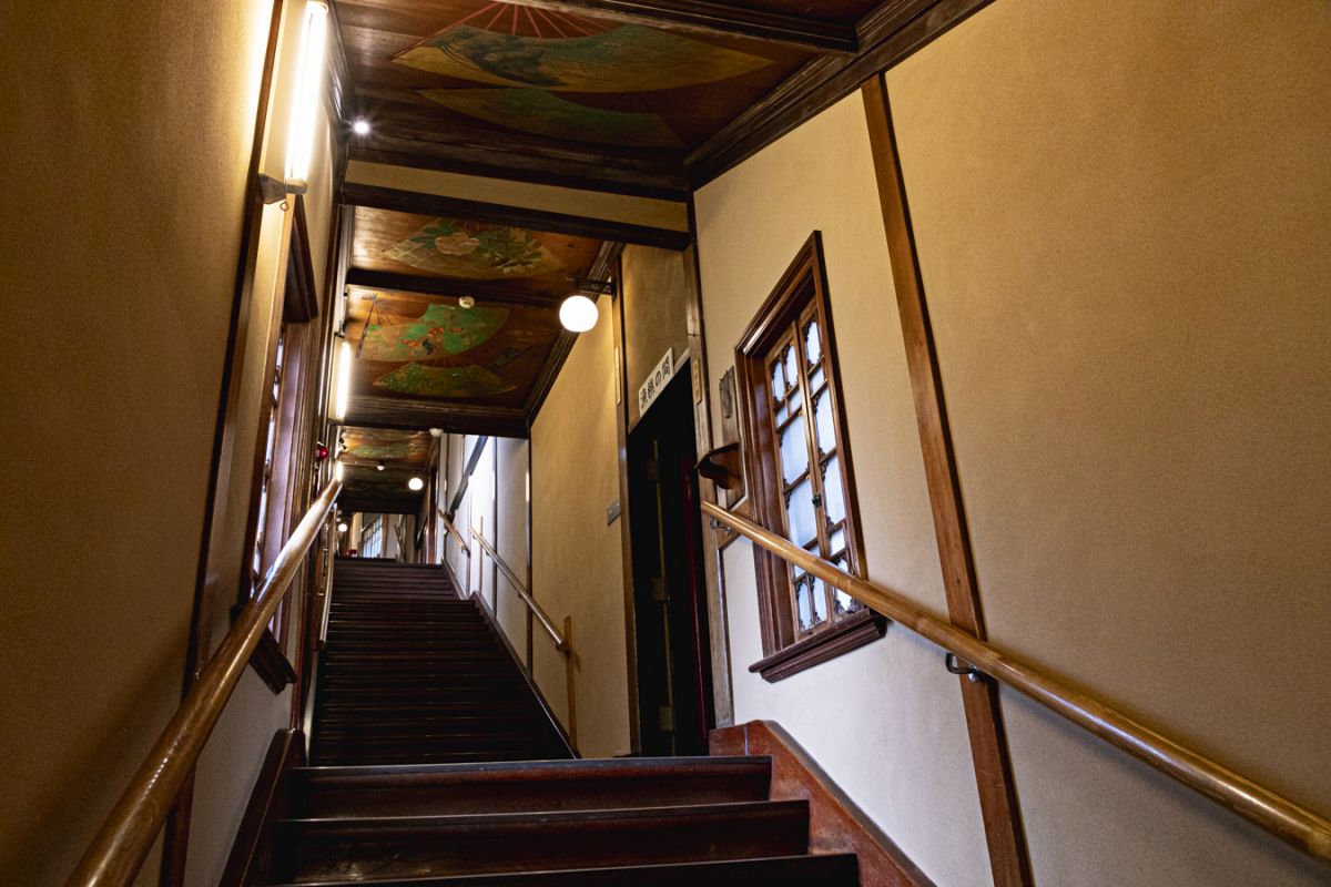 「百段階段」なのに99段なのは、完璧な数字より、これからの発展を願い、1を引いて99段にしたなど諸説あり