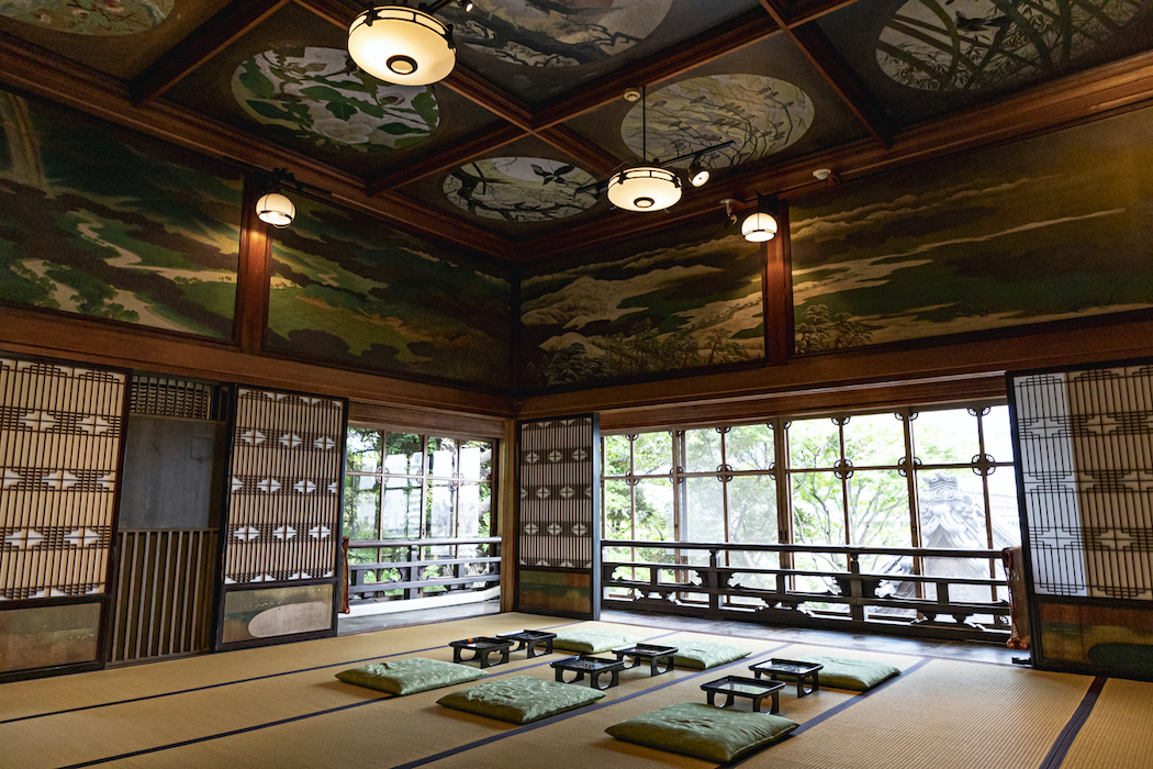 「草丘の間」。日本画家の礒部草丘による故郷の群馬の風景を描いている