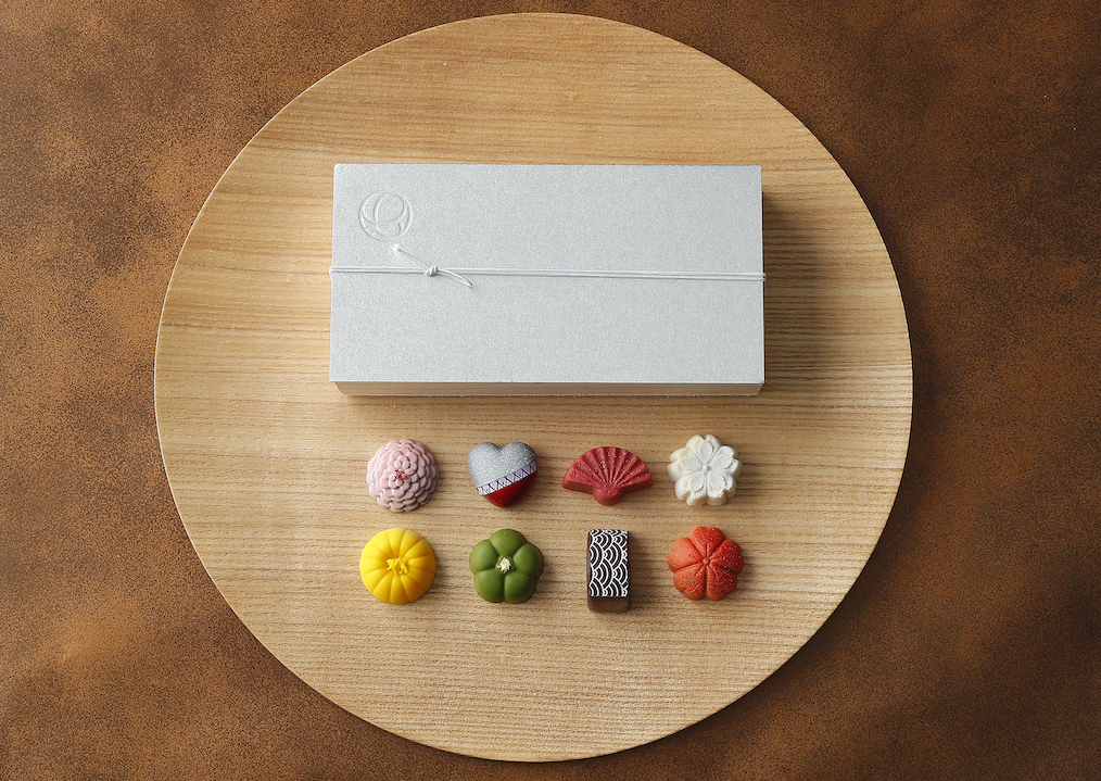 ボンボンショコラの「花宴 はなのえん」1箱8個入り3100円。和菓子と間違えてしまいそうキュートなビジュアル