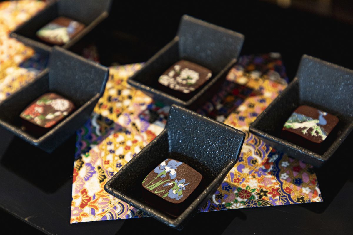 天井画ショコラ「竹林」5個入り2400円は1階のショップ、PATISSERIE「栞杏1928」（パティスリー リアン1928）で販売