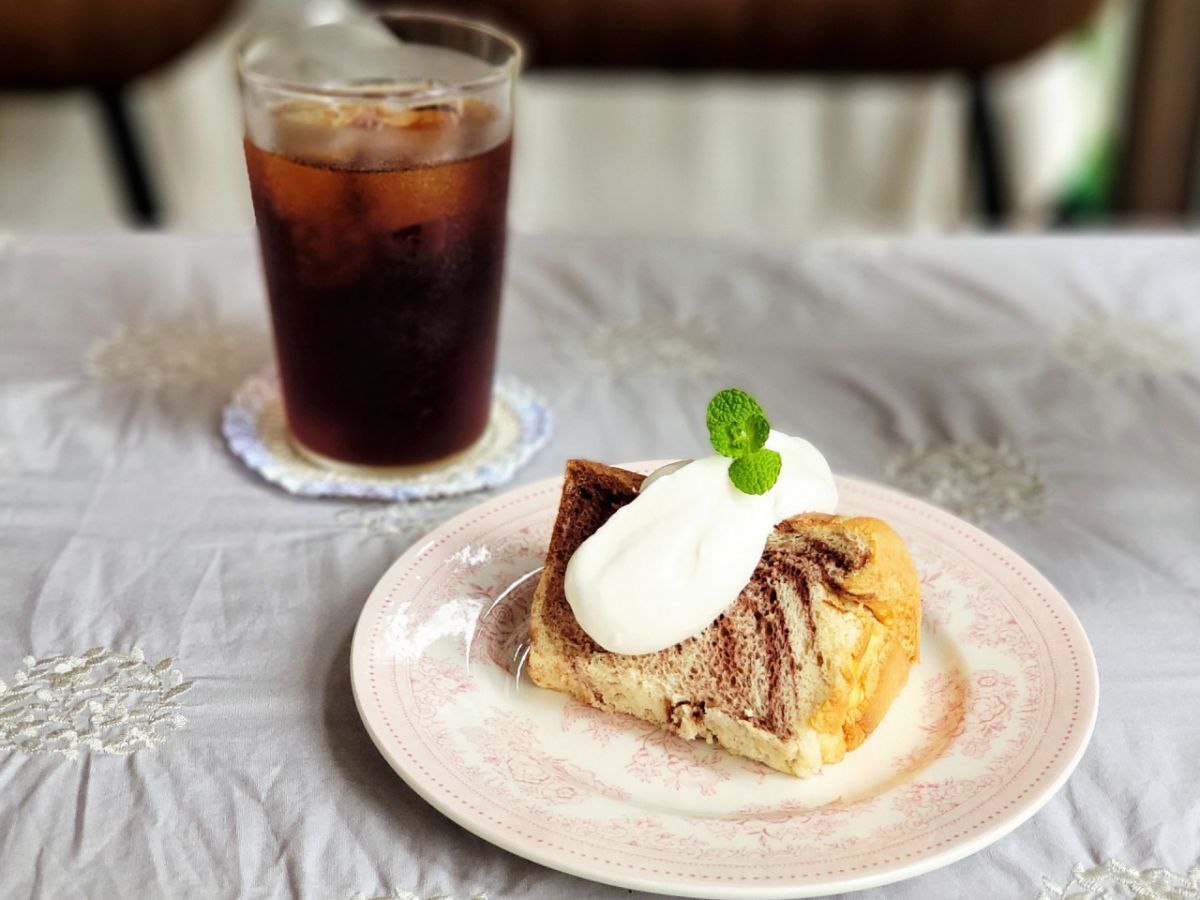 「シフォンケーキ with 生クリーム」 600円、「水出しコーヒー」600円