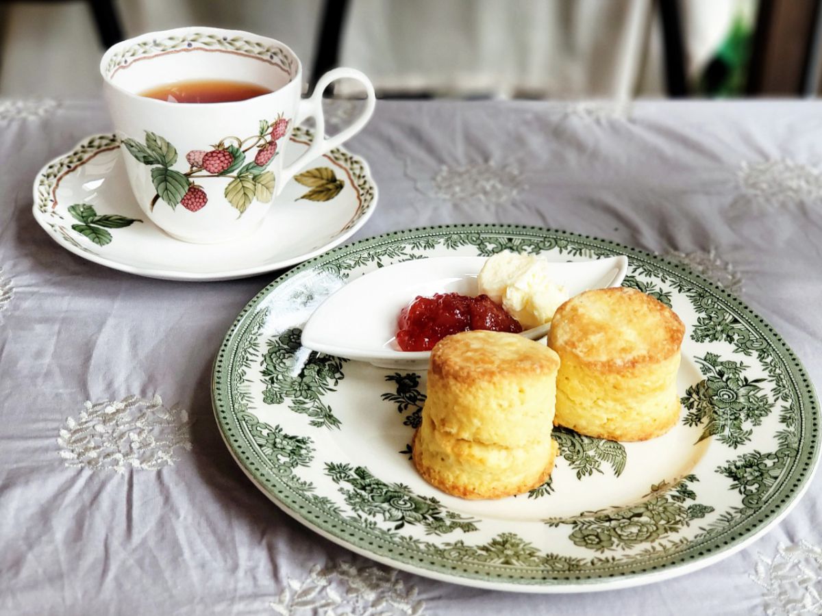 「スコーン withクロテッドクリームアンドジャム」 650円、　「ティー（アールグレイ・セイロン・日替わりスペシャルの3種類あり）」600円～