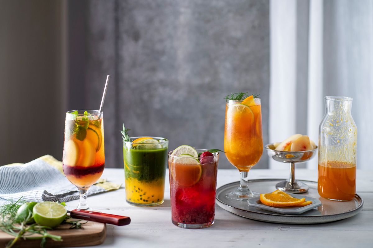 「フルーツティー」：左から「ホワイトピーチベリーミント」「パッショングリーンシトラス」「クラシックベリーブロッサム」「トロピカルジューシーマンゴー」各670円