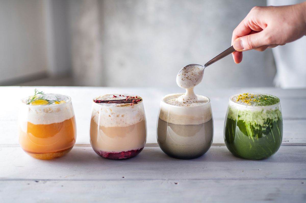 「ホワイトメルトティー(WHITE MELT TEA)」：左から「ウバ キャラメルオレンジ」「ほうじ茶チョコレートベリー」「ほうじ茶セサミチーズ」「抹茶ピスタチオ」各670円