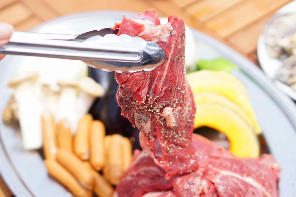 「ステーキBBQ」4400円（1人前）。写真は4人前