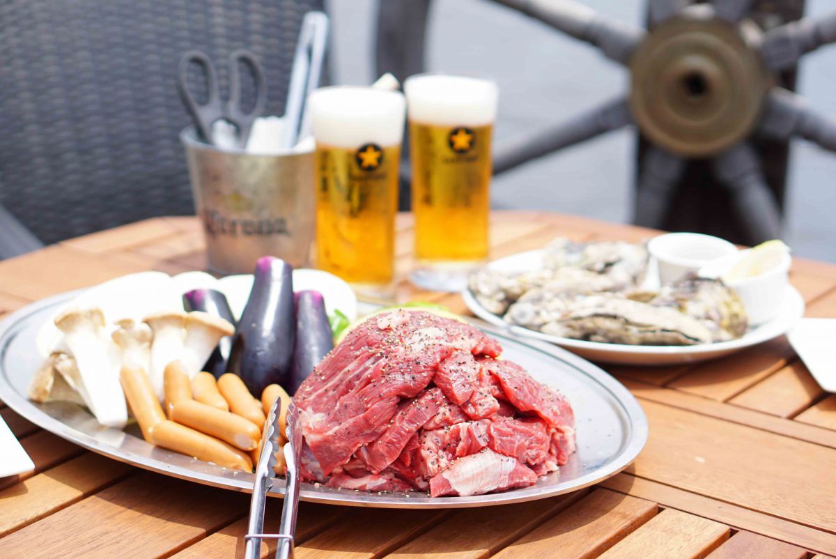 「ステーキと牡蠣のBBQ」4300円（1人前）。写真は4人前