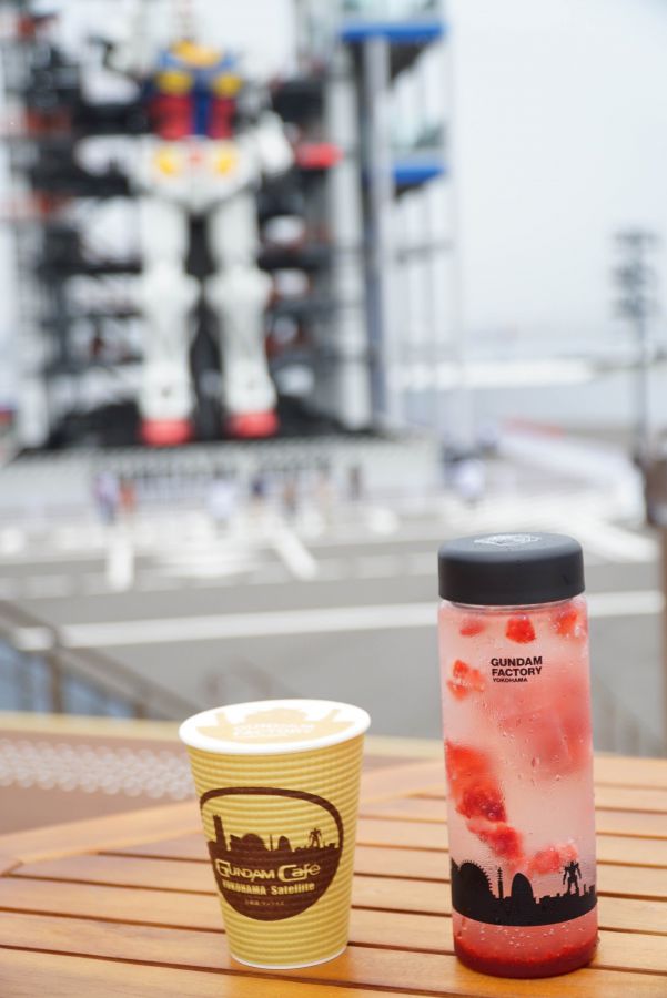 左から「GUNDAM FACTORY YOKOHAMAラテアート」750円、「GUNDAM FACTORY YOKOHAMAオリジナルクリアボトル付きドリンク」1320円