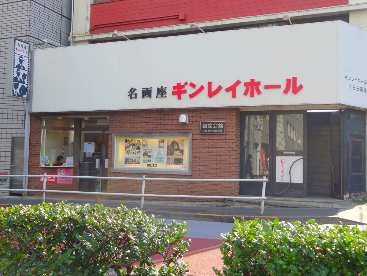 赤いレンガ造りの壁が目印