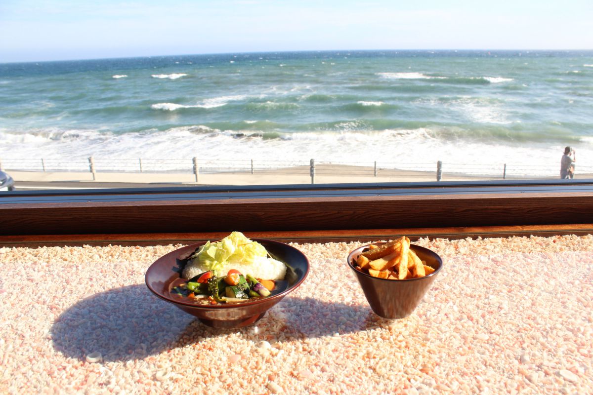 写真左から「野菜のカレー」1350円、「ガーリックポテト」700円