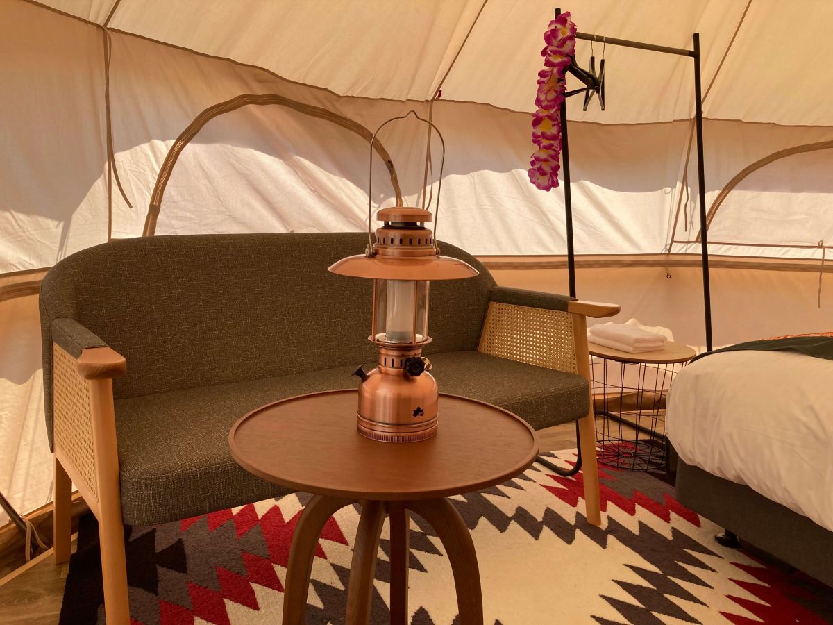 テント内でくつろげるソファーやお洒落なランプ