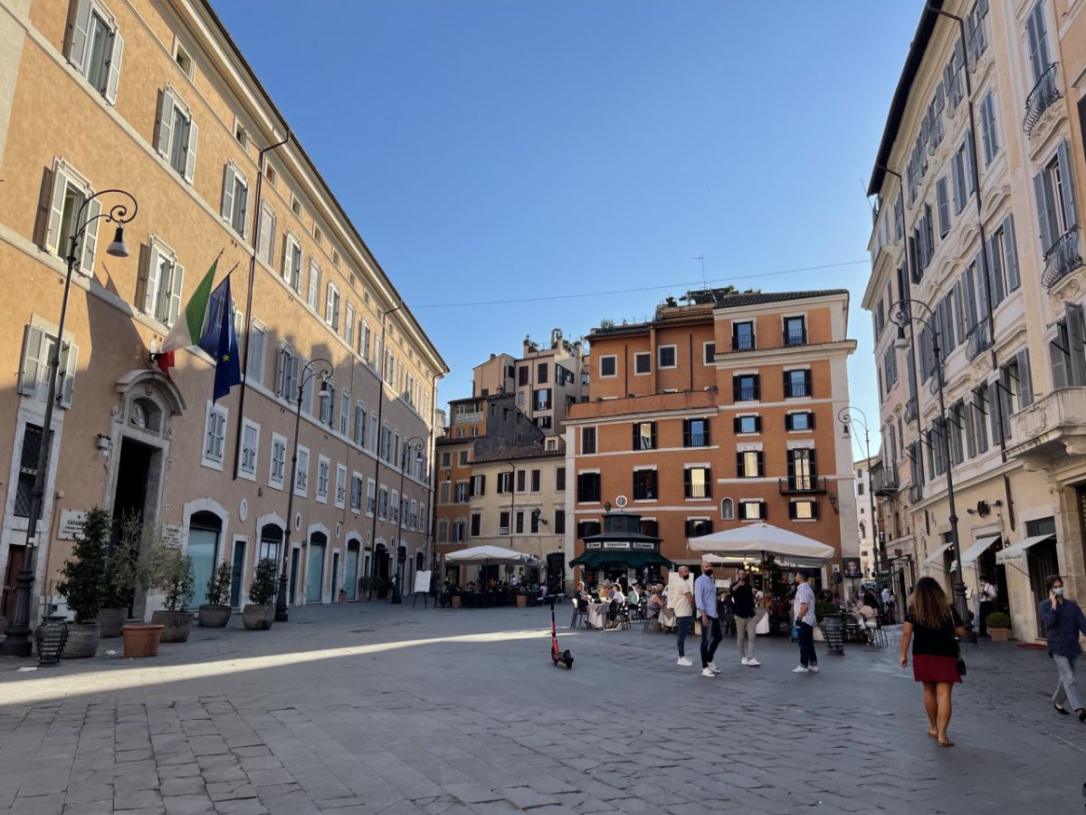 サン・ロレンツォ・イン・ルチーナ広場