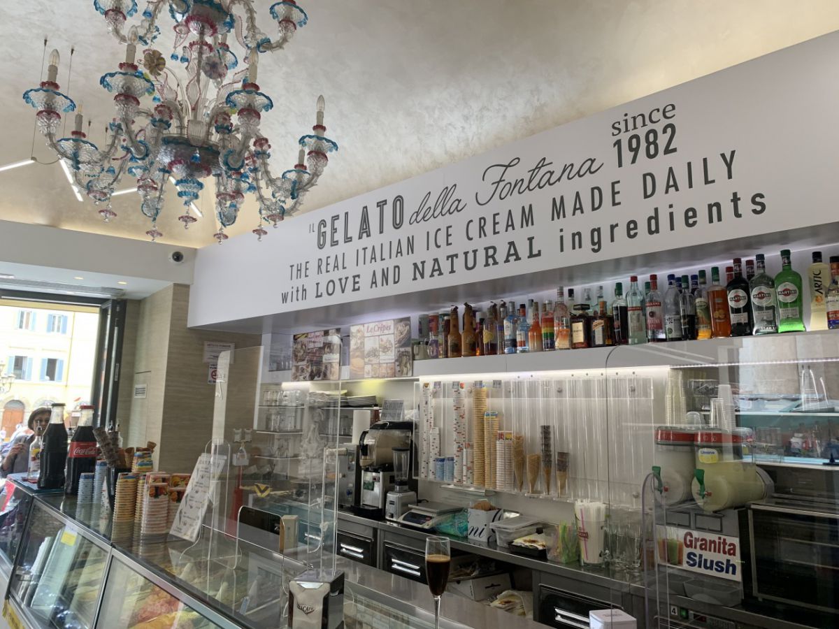 ローマ市内のおしゃれなジェラート屋さん。お店の雰囲気や店員さんのテンションなど、ぜひツアーで体感を。