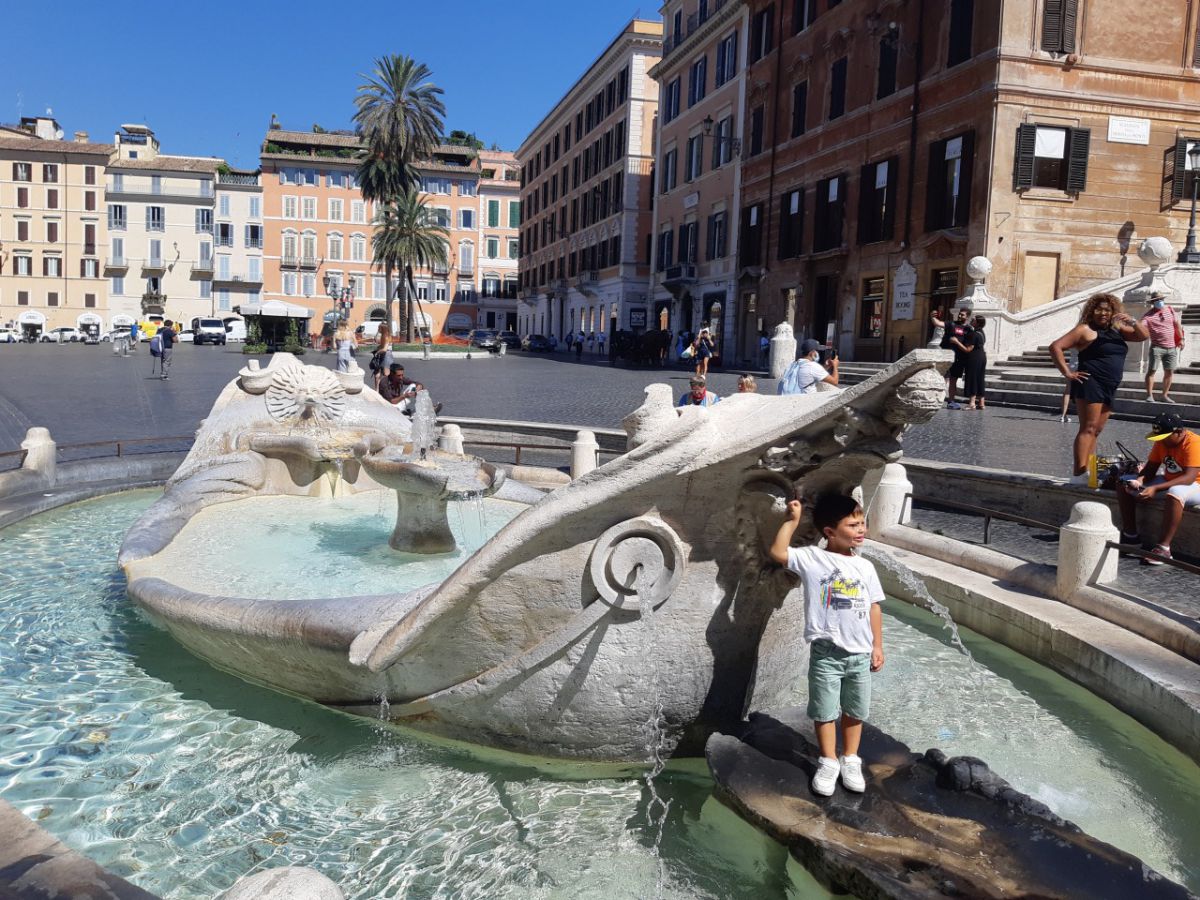 距離を取って、マスクを外している人も