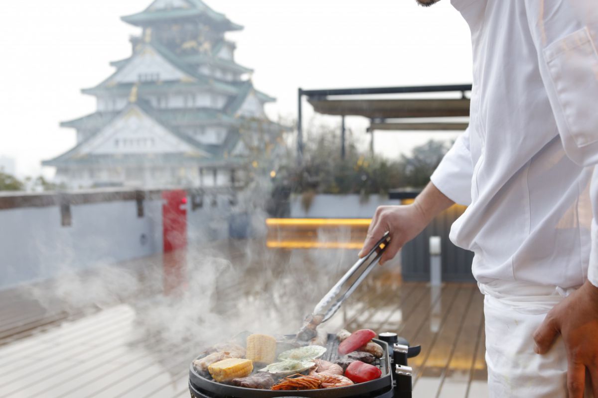 「【最上級プレミアムプラン】天守閣目前席でシェフが焼く近江牛や活オマール贅沢三昧BBQ」 1万9800円（1人前、2021年11月30日まで）※3日前までに要予約のディナータイムプラン