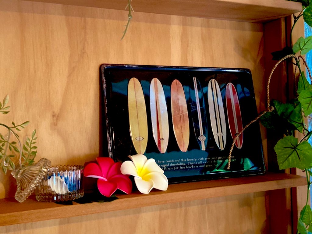 サーフボードの置物が南国テイストを演出