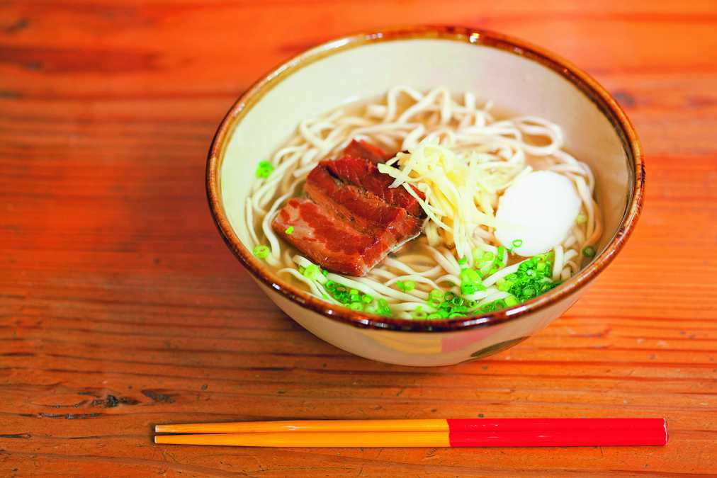 三枚肉そば（中）620円。ジューシー（炊き込みご飯）やジーマミ豆腐などが付くセット950円がお得