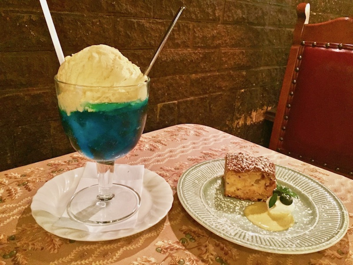 写真左から「クリームソーダ ラピスラズリ」800円、「りんごのケーキ」650円