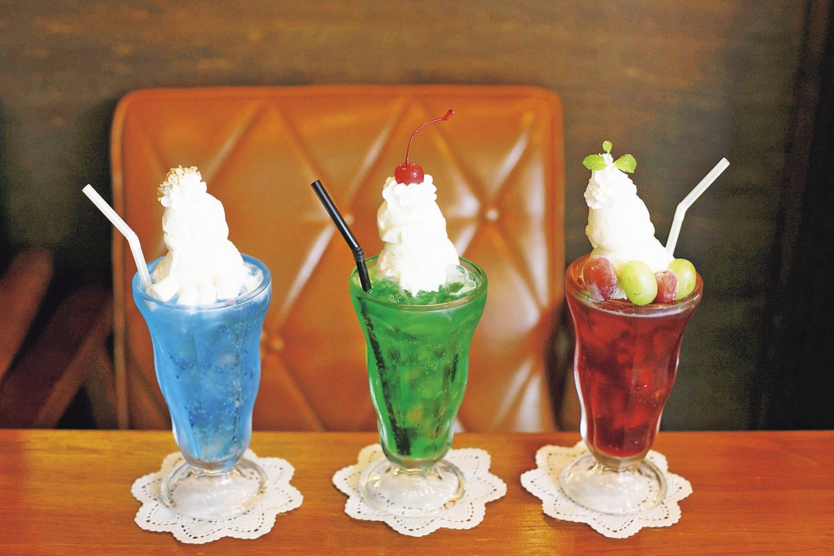 左からラムネブルークリームソーダ900円、メロンクリームソーダ900円、巨峰クリームソーダ1000円