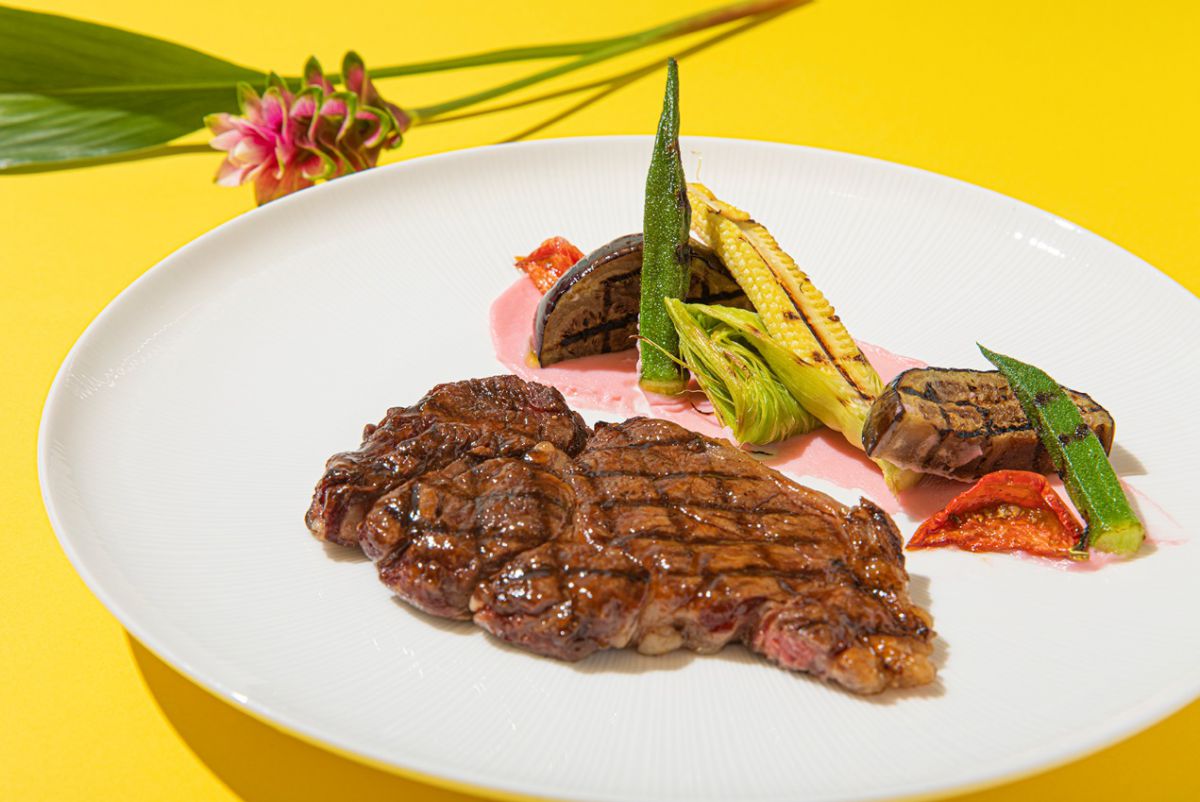 アメリカ産牛リブロースと野菜のグリル リリコイソース　イメージ（ザ・プリンスギャラリー 東京紀尾井町）