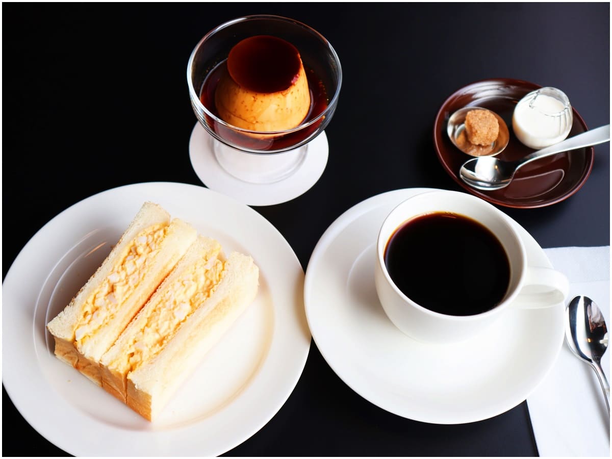 写真左上から時計回りに「プリン」300円、「フレンチロースト」500円、「玉子トーストサンド」500円