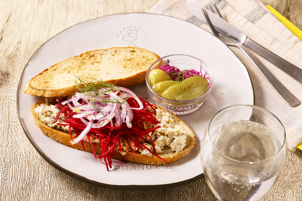 「ピーナッツ カフェ サニーサイドキッチンの自家製ツナサンド」968円