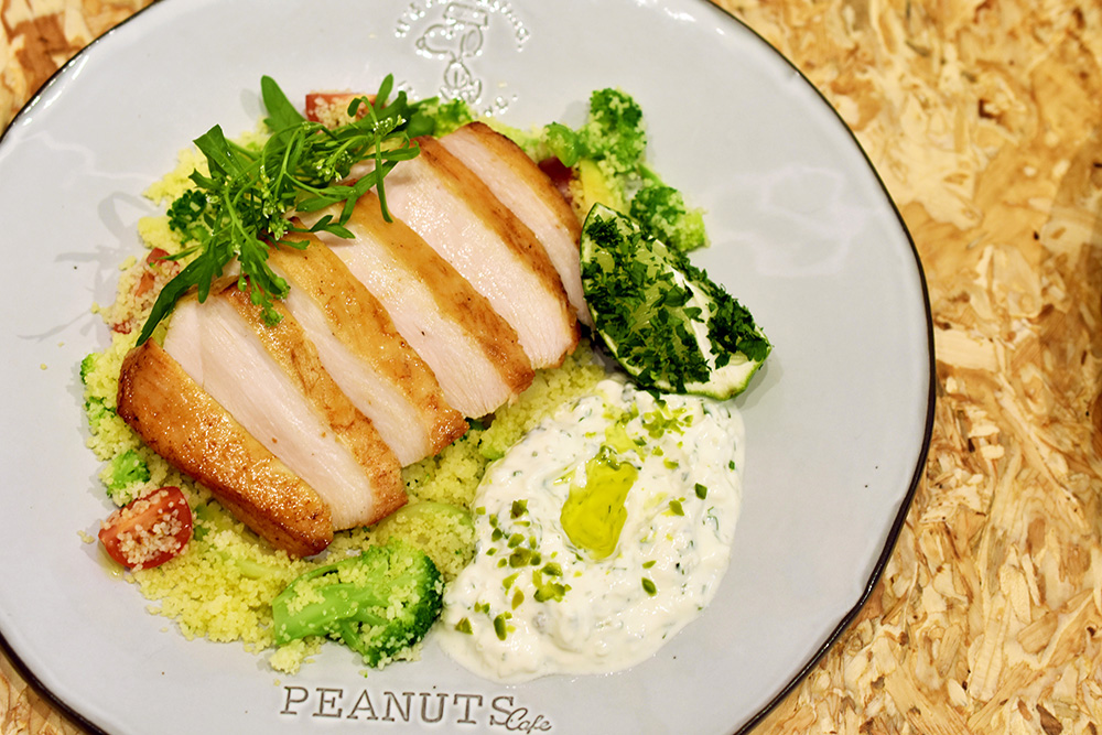 「チキンブレストと緑野菜のタブレ ヨーグルトとバジルのソース」1738円