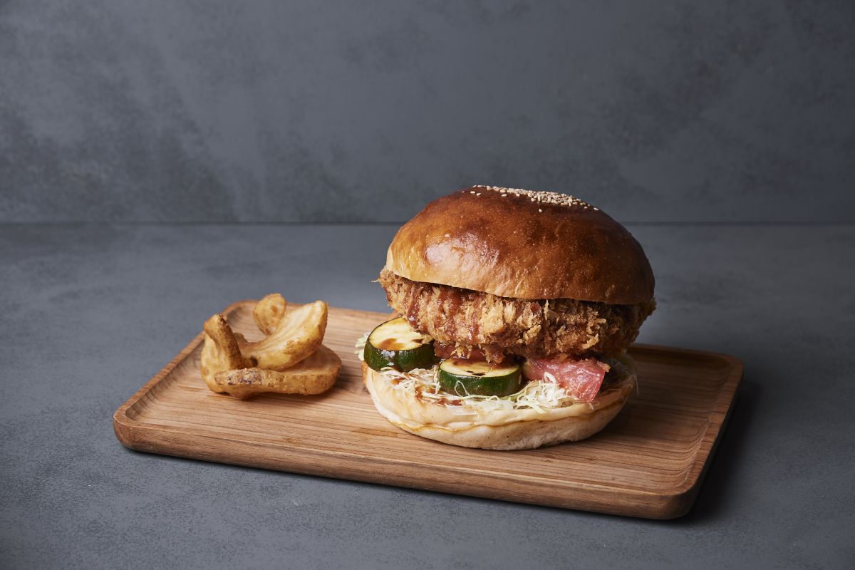 「超なっとくメンチかつバーガー」1800円（とんかつ 豚組食堂）