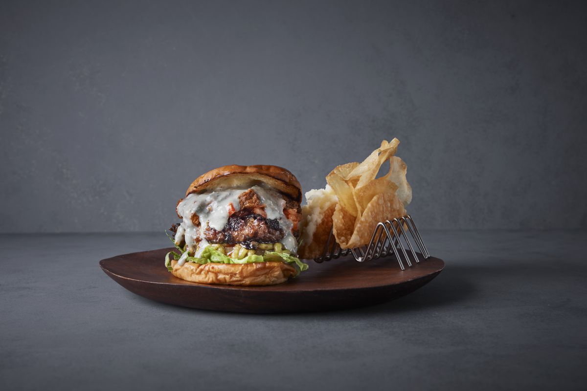 「黒毛和牛100バーガー」2500円（KOREAN BBQ 水剌間）