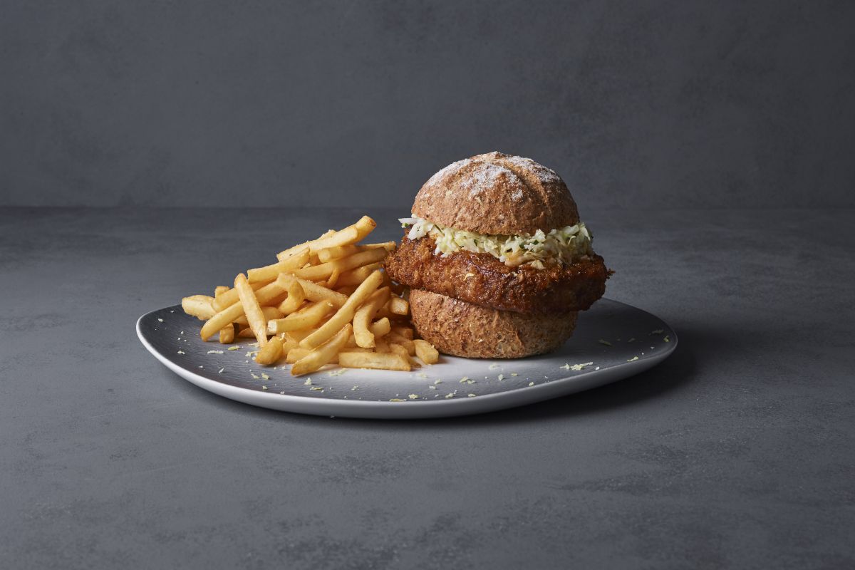 「10時間煮込んだ厚切り牛タンカツバーガー」2700円 ※テイクアウトのみの提供（レグリス）